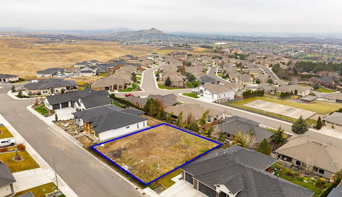 Home-site lot in the Canyon Lakes area, Kennewick, with panoramic valley views