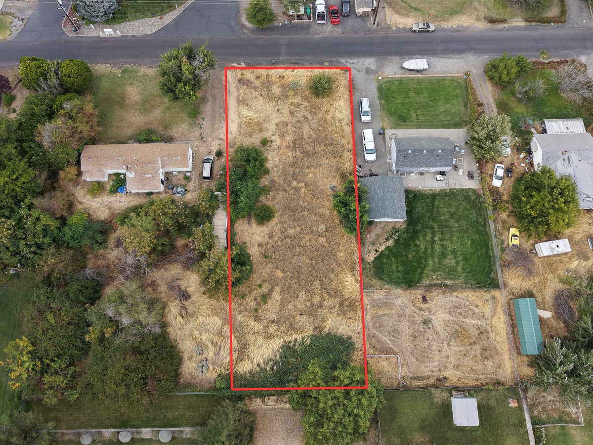 Aerial view of a 0.33-acre city lot on W Rio Grande Ave in west Kennewick, outlined in red