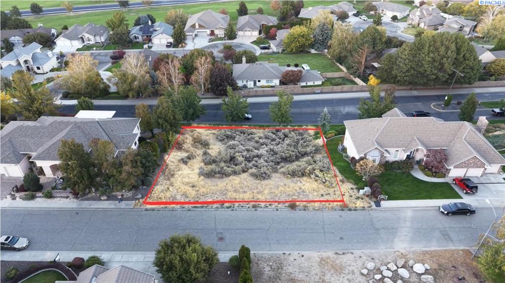 Aerial view of a 0.33-acre city-view lot on W 42nd Ave in Canyon Lakes, Kennewick, outlined in red